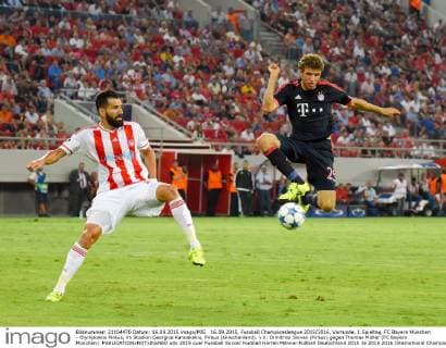 16.09.2015, Fussball Championsleague 2015 2016, Vorrunde, 1.Spieltag, FC Bayern München - Olympiakos Piräus, im Stadion Georgios Karaiskakis, Piräus (Griechenland). v.li: Dimitrios Siovas (Piräus) gegen Thomas Müller (FC Bayern München). 