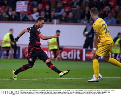 16.09.2015, xovx, Fussball UEFA Champions League, Bayer 04 Leverkusen - Bate Baryssau, emspor v.l. Hakan Calhanoglu (Bayer 04 Leverkusen) mit dem Tor zum 2:1, Denis Polyakov (BATE Borisov), Aktion.