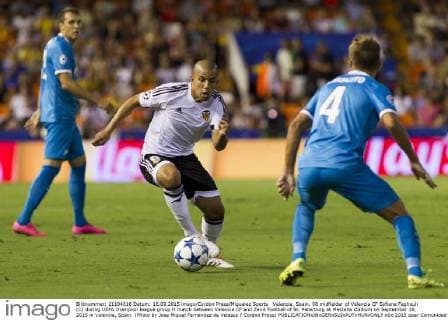 Valencia, Spain. 08 midfielder of Valencia CF Sofiane Feghouli (C) during UEFA champion league group H match between Valencia CF and Zenit Football of St. Peterburg at Mestalla stadium on September 16, 2015 in Valencia, Spain. (Photo by Jose Miguel Fernandez de Velasco Cordon Press) 
