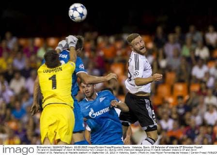 Valencia, Spain. 05 Defender of Valencia CF Shkodran Mustafi (R) and 01 Goalkeeper of Zenit St Petersburg Yury Lodygin (L) during UEFA champion league group H match between Valencia CF and Zenit Football of St. Peterburg at Mestalla stadium on September 16, 2015 in Valencia, Spain. (Photo by Jose Miguel Fernandez de Velasco Cordon Press) 