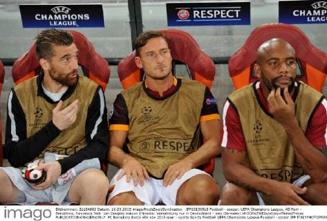 IPP20150916 Football - soccer: UEFA Champions League, AS Rom - Barcellona, francesco Totti con Douglas maicon (Hinweis: Verwendung nur in Deutschland - only Germany) xHOCHxZWEIx xItalyxPhotoxPressx 