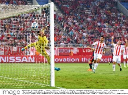 16.09.2015, Fussball Championsleague 2015 2016, Vorrunde, 1.Spieltag, FC Bayern München - Olympiakos Piräus, im Stadion Georgios Karaiskakis, Piräus (Griechenland). Torwart Roberto (li, Piräus) fliegt vergeblich zum Ball, der sich zum 1:0 ins Netz senkt, Thomas Müller (FC Bayern München) hat den Ball als Flanke geschossen. 