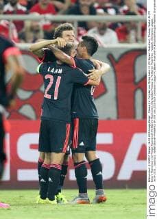 Piraeus l-r: Torjubel von Philipp Lahm 21 (FC Bayern Muenchen), Thomas Mueller 25 (FC Bayern Muenchen) und Thiago Alcantara 6 (FC Bayern Muenchen), Olympiakos Piraeus vs. FC Bayern Muenchen, Fussball, Champions League, 16.09.2015 , Copyright: Kolbert Eibner-Pressefoto EP_CKT