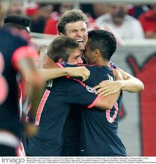 Piraeus l-r: Torjubel von Philipp Lahm 21 (FC Bayern Muenchen), Thomas Mueller 25 (FC Bayern Muenchen) und Thiago Alcantara 6 (FC Bayern Muenchen), Olympiakos Piraeus vs. FC Bayern Muenchen, Fussball, Champions League, 16.09.2015 , Copyright: Kolbert Eibner-Pressefoto EP_CKT