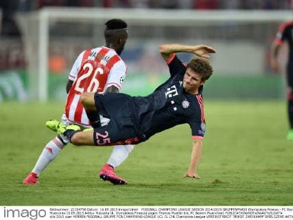 FUSSBALL CHAMPIONS LEAGUE SAISON 2014 2015 GRUPPENPHASE Olympiakos Piraeus - FC Bayern Muenchen 16.09.2015 Arthur Masuaku (li, Olympiakos Piraeus) gegen Thomas Mueller (re, FC Bayern Muenchen) 
