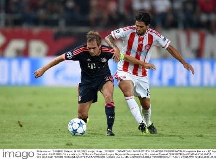 FUSSBALL CHAMPIONS LEAGUE SAISON 2014 2015 GRUPPENPHASE Olympiakos Piraeus - FC Bayern Muenchen 16.09.2015 Philipp Lahm (li, FC Bayern Muenchen) gegen Alejandro Dominguez (re, Olympiakos Piraeus) 