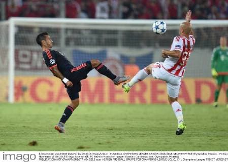 FUSSBALL CHAMPIONS LEAGUE SAISON 2014 2015 GRUPPENPHASE Olympiakos Piraeus - FC Bayern Muenchen 16.09.2015 Thiago Alcantara(li, FC Bayern Muenchen) gegen Esteban Cambiasso (re, Olympiakos Piraeus) 