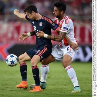 FUSSBALL CHAMPIONS LEAGUE SAISON 2014 2015 GRUPPENPHASE Olympiakos Piraeus - FC Bayern Muenchen 16.09.2015 Robert Lewandowski (li, FC Bayern Muenchen) gegen Manuel da Costa (re, Olympiakos Piraeus) 