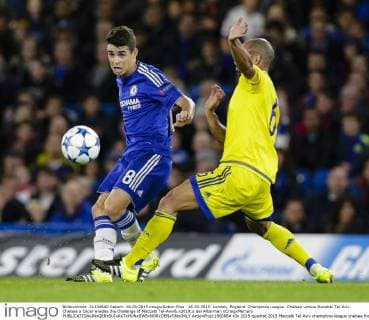 16.09.2015. London, England. Champions League. Chelsea versus Macabbi Tel Aviv. Chelsea s Oscar evades the challenge of Maccabi Tel-Aviv& x2019;s Gal Alberman xCraigxMercerx  ActionPlus11660864