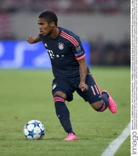 FUSSBALL CHAMPIONS LEAGUE SAISON 2014 2015 GRUPPENPHASE Olympiakos Piraeus - FC Bayern Muenchen 16.09.2015 Douglas Costa (FC Bayern Muenchen) am Ball 