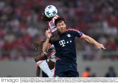 FUSSBALL CHAMPIONS LEAGUE SAISON 2014 2015 GRUPPENPHASE Olympiakos Piraeus - FC Bayern Muenchen 16.09.2015 Ideye Brown (li, Olympiakos Piraeus) gegen Xabi Alonso (re, FC Bayern Muenchen) 