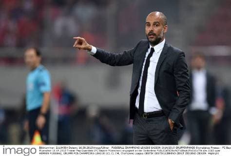 FUSSBALL CHAMPIONS LEAGUE SAISON 2014 2015 GRUPPENPHASE Olympiakos Piraeus - FC Bayern Muenchen 16.09.2015 Trainer Pep Guardiola (FC Bayern Muenchen) engagiert an der Seitenlinie 