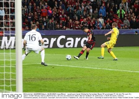 Leverkusen Javier Chicharito Hernandez (Bayer 04 Leverkusen 7) mit dem Tor zum 3:1 gegen Torwart Sergey Chernik (BATE Borisov 16) und Ilia Aleksievich (BATE Borisov 9) Bayer 04 Leverkusen vs BATE Baryssau, Fussball, Champions-League, 16.09.2015, Copyright: Schueler Eibner-Pressefoto EP_JSE