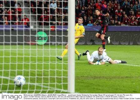Leverkusen Javier Chicharito Hernandez (Bayer 04 Leverkusen 7) mit dem Tor zum 3:1 gegen Torwart Sergey Chernik (BATE Borisov 16) und Ilia Aleksievich (BATE Borisov 9) Bayer 04 Leverkusen vs BATE Baryssau, Fussball, Champions-League, 16.09.2015, Copyright: Schueler Eibner-Pressefoto EP_JSE