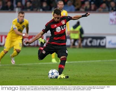 16.09.2015, xovx, Fussball UEFA Champions League, Bayer 04 Leverkusen - Bate Baryssau, emspor v.l. Hakan Calhanoglu (Bayer 04 Leverkusen) erzielt das Tor zum 4:1 per Elfmeter, Aktion.