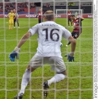16.09.2015, Fussball Championsleague 2015 2016, Vorrunde, 1.Spieltag, Bayer Leverkusen - BATE Baryssau, in der BayArena Leverkusen. Hakan Calhanoglu (Leverkusen) trifft zum 4:1 gegen Torwart Sergey Chernik (Bate Borisov) 