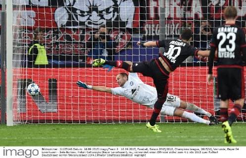16.09.2015, Fussball, Saison 2015 2016, Champions League, 2015 16, Vorrunde, Bayer 04 Leverkusen - Bate Borisov, Hakan Calhanoglu (Bayer Leverkusen), re., verwandelt einen Elfmeter sicher zum 4:1