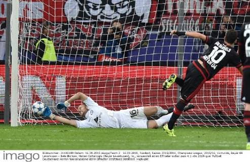 16.09.2015, Fussball, Saison 2015 2016, Champions League, 2015 16, Vorrunde, Bayer 04 Leverkusen - Bate Borisov, Hakan Calhanoglu (Bayer Leverkusen), re., verwandelt einen Elfmeter sicher zum 4:1