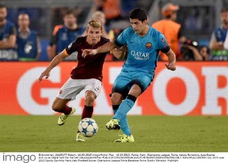 16.09.2015. Rome, Italy. Champions League. Roma versus Barcelona. Luis Suarez and Lucas Digne fight for the ball xGiuseppexMaffiax  ActionPlus11660893