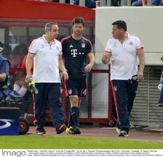 16.09.2015, Fussball Championsleague 2015 2016, Vorrunde, 1.Spieltag, FC Bayern München - Olympiakos Piräus, im Stadion Georgios Karaiskakis, Piräus (Griechenland). Xabi Alonso (mitte, FC Bayern München) muss verletzt aus dem Spiel. 