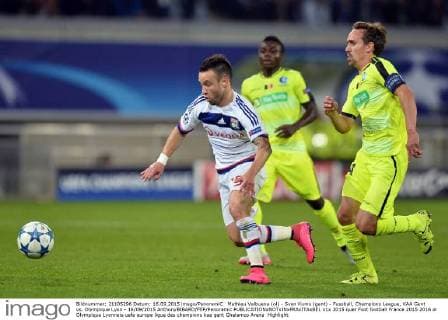 Mathieu Valbuena (ol) - Sven Kums (gant) - Fussball, Champions League, KAA Gent vs. Olympique Lyon - 16 09 2015 AnthonyBIBARD FEP Panoramic 