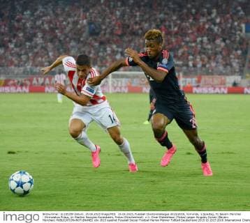 16.09.2015, Fussball Championsleague 2015 2016, Vorrunde, 1.Spieltag, FC Bayern München - Olympiakos Piräus, im Stadion Georgios Karaiskakis, Piräus (Griechenland). v.li: Omar Elabdellaoui (Piräus) gegen Kingsley Coman (Bayern München) 