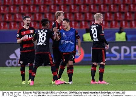 Fußball Champions League Gruppenphase 1. Spieltag Bayer Leverkusen - BATE Baryssau am 16.09.2015 in der BayArena in Leverkusen Chicharito ( Leverkusen ), mitte freut sich mit Wendell ( Leverkusen ), links über den Sieg xTTx