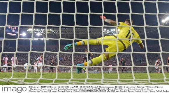 16.09.2015, Fussball Championsleague 2015 2016, Vorrunde, 1.Spieltag, FC Bayern München - Olympiakos Piräus, im Stadion Georgios Karaiskakis, Piräus (Griechenland). Thomas Müller (mitte, FC Bayern München) erzielt mit diesem Elfmeter das Tor zum 3:0 gegen Torwart Roberto (Piräus). 