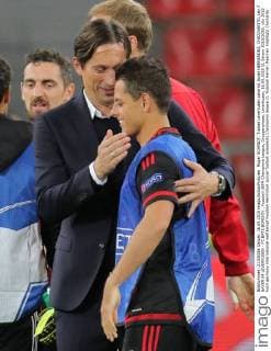 Roger SCHMIDT, Trainer Leverkusen umarmt Javier HERNANDEZ, CHICCHARITO, Lev 7 BAYER 04 LEVERKUSEN - FC BATE BORISOV , Fussball UEFA Champions League, Gruppenphase, Leverkusen, 16.09.2015 CL Saison 2015 2016,