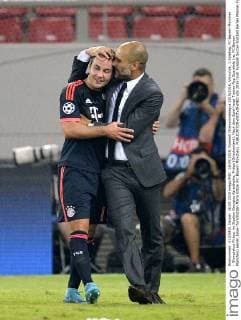 16.09.2015, Fussball Championsleague 2015 2016, Vorrunde, 1.Spieltag, FC Bayern München - Olympiakos Piräus, im Stadion Georgios Karaiskakis, Piräus (Griechenland). Nach dem Spiel herzt Trainer Pep Guardiola (re, FC Bayern München) seinen Joker-Torschützen Mario Götze (FC Bayern München). 