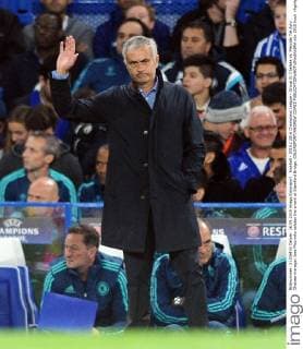 Football - 2015 2016 Champions League - Group G: Chelsea vs. Maccabi Tel Aviv Chelsea manager Jose Mourinho salutes the crowd at Stamford Bridge. COLORSPORT ANDREW COWIE 