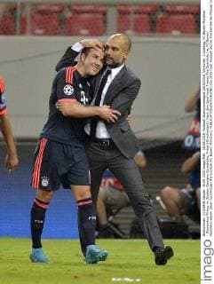16.09.2015, Fussball Championsleague 2015 2016, Vorrunde, 1.Spieltag, FC Bayern München - Olympiakos Piräus, im Stadion Georgios Karaiskakis, Piräus (Griechenland). Nach dem Spiel herzt Trainer Pep Guardiola (re, FC Bayern München) seinen Joker-Torschützen Mario Götze (FC Bayern München). 