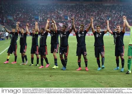 FUSSBALL CHAMPIONS LEAGUE SAISON 2014 2015 GRUPPENPHASE Olympiakos Piraeus - FC Bayern Muenchen 16.09.2015 Schlussjubel Bayern: Arturo Vidal, Thiago Alcantara, Philipp Lahm, Douglas Costa, Thomas Mueller, David Alaba, Kingsley Coman und Joshua Kimmich (v.l.) 