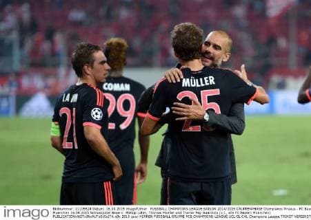FUSSBALL CHAMPIONS LEAGUE SAISON 2014 2015 GRUPPENPHASE Olympiakos Piraeus - FC Bayern Muenchen 16.09.2015 Schlussjubel Bayern: Philipp Lahm, Thomas Mueller und Trainer Pep Guardiola (v.l., alle FC Bayern Muenchen) 