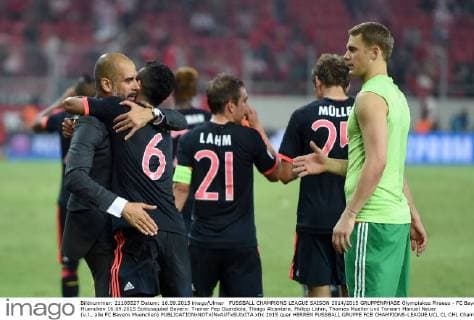 FUSSBALL CHAMPIONS LEAGUE SAISON 2014 2015 GRUPPENPHASE Olympiakos Piraeus - FC Bayern Muenchen 16.09.2015 Schlussjubel Bayern: Trainer Pep Guardiola, Thiago Alcantara, Philipp Lahm, Thomas Mueller und Torwart Manuel Neuer (v.l., alle FC Bayern Muenchen) 