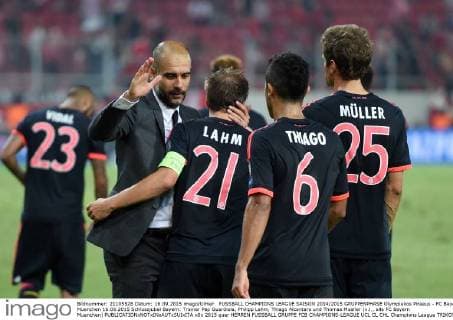 FUSSBALL CHAMPIONS LEAGUE SAISON 2014 2015 GRUPPENPHASE Olympiakos Piraeus - FC Bayern Muenchen 16.09.2015 Schlussjubel Bayern: Trainer Pep Guardiola, Philipp Lahm, Thiago Alcantara und Thomas Mueller (v.l., alle FC Bayern Muenchen) 