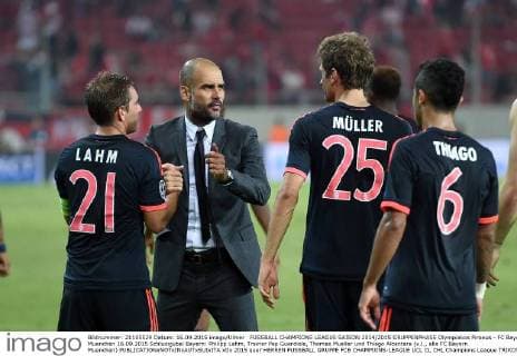 FUSSBALL CHAMPIONS LEAGUE SAISON 2014 2015 GRUPPENPHASE Olympiakos Piraeus - FC Bayern Muenchen 16.09.2015 Schlussjubel Bayern: Philipp Lahm, Trainer Pep Guardiola, Thomas Mueller und Thiago Alcantara (v.l., alle FC Bayern Muenchen) 