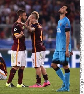 Daniele De Rossi, Radja Nainggolan celebrate as Sergio Busquets appears dejected Roma 16-09-2015 Stadio Olimpico Football Calcio Champions League 2015 2016 Group Stage - Group, AS Roma vs. FC Barcelona andreaxstaccioli