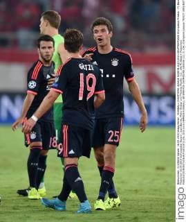 FUSSBALL CHAMPIONS LEAGUE SAISON 2014 2015 GRUPPENPHASE Olympiakos Piraeus - FC Bayern Muenchen 16.09.2015 Schlussjubel Bayern: Juan Bernat, Mario Goetze und Thomas Mueller (v.l., alle FC Bayern Muenchen) 
