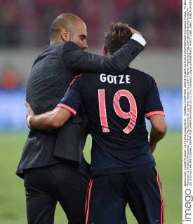 FUSSBALL CHAMPIONS LEAGUE SAISON 2014 2015 GRUPPENPHASE Olympiakos Piraeus - FC Bayern Muenchen 16.09.2015 Schlussjubel: Trainer Pep Guardiola (li) und Mario Goetze (re, beide FC Bayern Muenchen) 