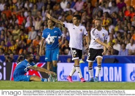Valencia, Spain. 15 midfielder of Valencia CF Enzo Perez (C) and 05 Defender of Valencia CF Shkodran Mustafi (R) during UEFA champion league group H match between Valencia CF and Zenit Football of St. Peterburg at Mestalla stadium on September 16, 2015 in Valencia, Spain. (Photo by Jose Miguel Fernandez de Velasco Cordon Press)