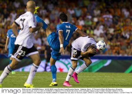 Valencia, Spain. 07 Forward of Zenit St Petersburg Givanildo Vieira de Souza, Hulk (C) and 15 midfielder of Valencia CF Enzo Perez (R) during UEFA champion league group H match between Valencia CF and Zenit Football of St. Peterburg at Mestalla stadium on September 16, 2015 in Valencia, Spain. (Photo by Jose Miguel Fernandez de Velasco Cordon Press)