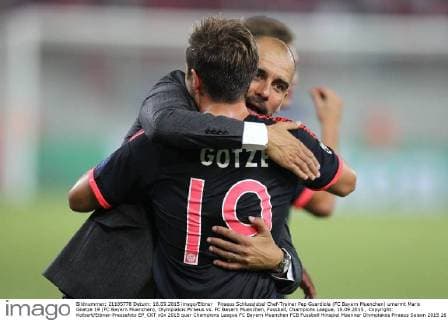 Piraeus Schlussjubel Chef-Trainer Pep Guardiola (FC Bayern Muenchen) umarmt Mario Goetze 19 (FC Bayern Muenchen), Olympiakos Piraeus vs. FC Bayern Muenchen, Fussball, Champions League, 16.09.2015 , Copyright: Kolbert Eibner-Pressefoto EP_CKT