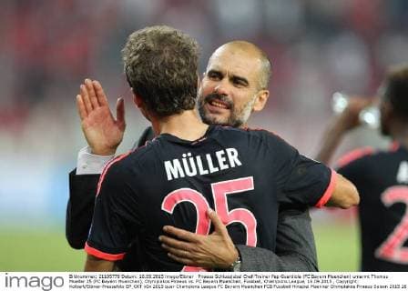 Piraeus Schlussjubel Chef-Trainer Pep Guardiola (FC Bayern Muenchen) umarmt Thomas Mueller 25 (FC Bayern Muenchen), Olympiakos Piraeus vs. FC Bayern Muenchen, Fussball, Champions League, 16.09.2015 , Copyright: Kolbert Eibner-Pressefoto EP_CKT