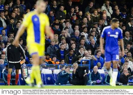 16.09.2015. London, England. Champions League. Chelsea versus Macabbi Tel Aviv. Chelsea s Manager Jose Mourinho talks tactics with his coaching team xCraigxMercerx  ActionPlus11661033