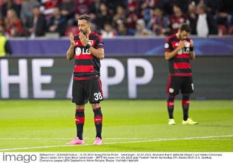 Leverkusen, 16.09.2015, BayArena Karim Bellarabi (Bayer) und Hakan Calhanoglu (Bayer) beten vorm Spiel Bayer Leverkusen - BATE Baryssau mm