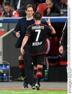 Championsleague: Bayer 04 Leverkusen - Bate Baryssau 16.09.2015. Trainer Roger Schmidt (LEV) gratuliert Javier Hernandez bei dessen Auswechslung. HM