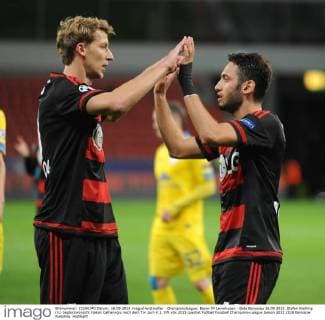 Championsleague: Bayer 04 Leverkusen - Bate Baryssau 16.09.2015. Stefan Kießling (li.) beglückwünscht Hakan Calhanoglu nach dem Tor zum 4:1. HM
