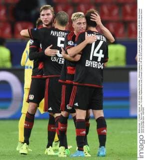 Championsleague: Bayer 04 Leverkusen - Bate Baryssau 16.09.2015. Kevin Kampl umarmt Admir Mehmedi. Dahinter: Kyriakos Papadopoulos und Christoph Kramer. HM