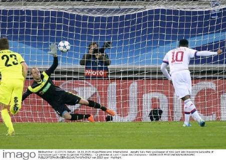 penalty Sels Matz goalkeeper of KAA Gent and Alexandre Lacazette of Olympique Lyon - arret du gardien FOOTBALL : La gantoise vs Lyon - Ligue des Champions - 16 09 2015 PHOTONEWS PANORAMIC 
